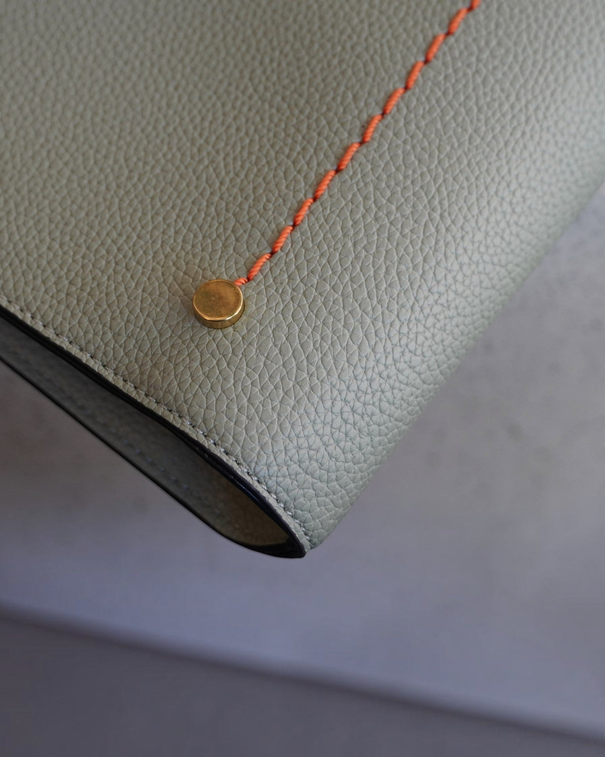 Close up shot of the Montemare Vienna Laptop Case in Blake's Blue colorway highlighting its orange journey line detail